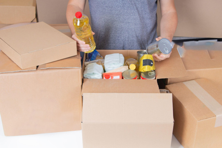 Stiže pomoć najugroženijima: Sutra kreće podela paketa za penzionere širom Srbije