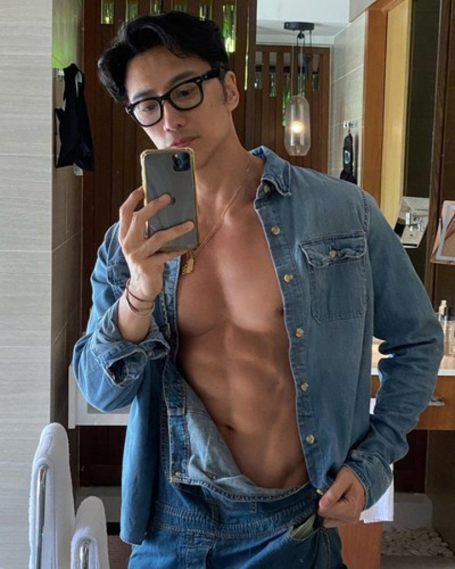 Internet ne veruje da je napunio 60 godina: Izgleda upola mlađe, a njegov izgled godinama izaziva čuđenje širom sveta (FOTO)