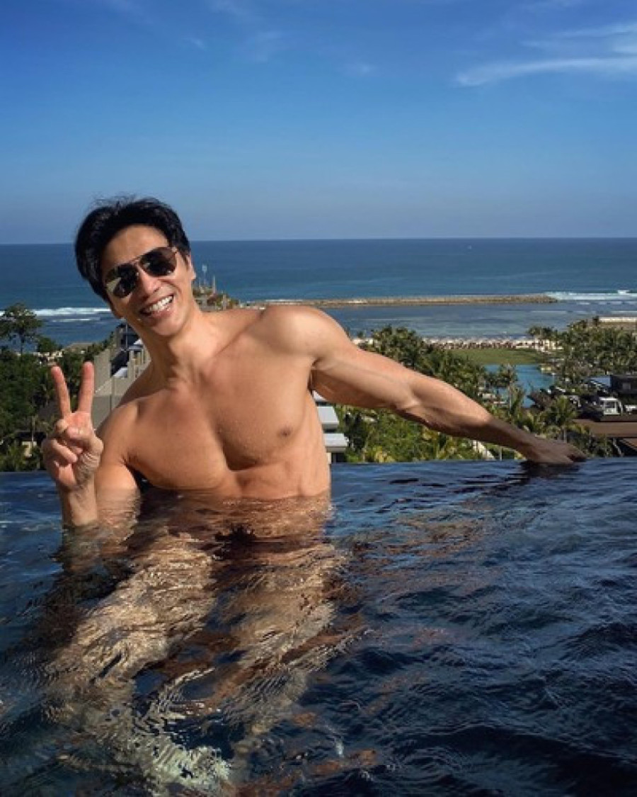 Internet ne veruje da je napunio 60 godina: Izgleda upola mlađe, a njegov izgled godinama izaziva čuđenje širom sveta (FOTO)