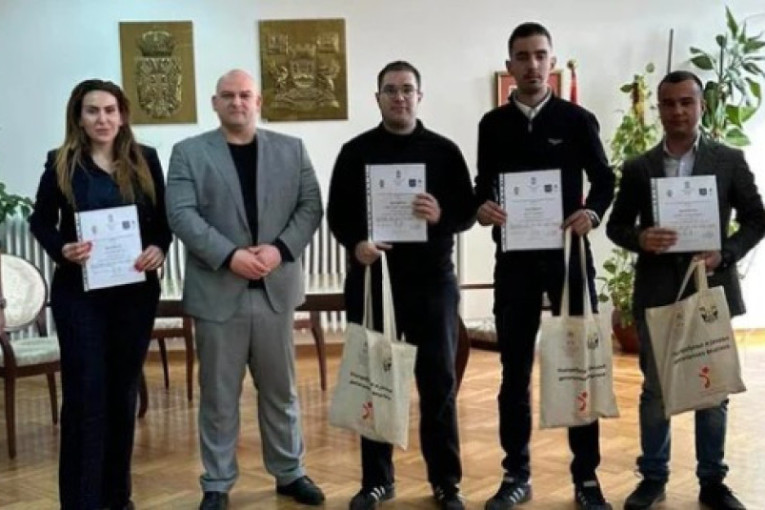 Uručeni sertifikati polaznicima projekta "Unapređenje i jačanje digitalnih veština" - GO Čukarica