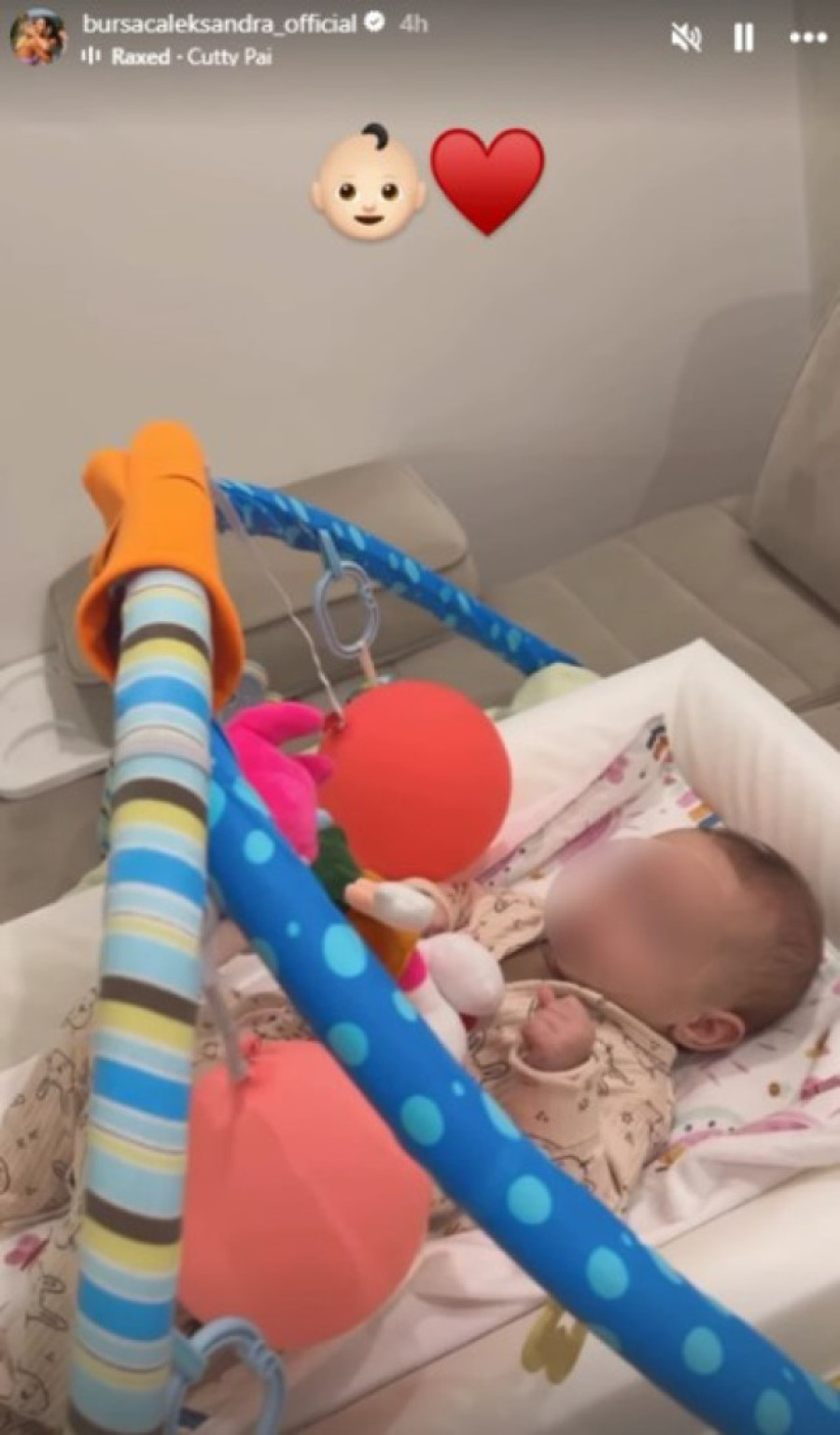 Aleksandra Bursać baš uživa u majčinstvu! Pevačica podelila prizor koji topi srca! (FOTO)