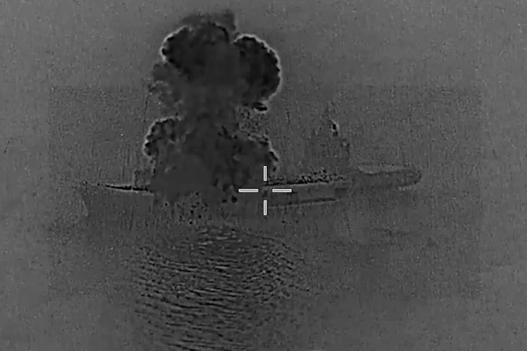 Amerikanci razneli moćni iranski brod: Potopićemo im celu mornaricu (VIDEO)