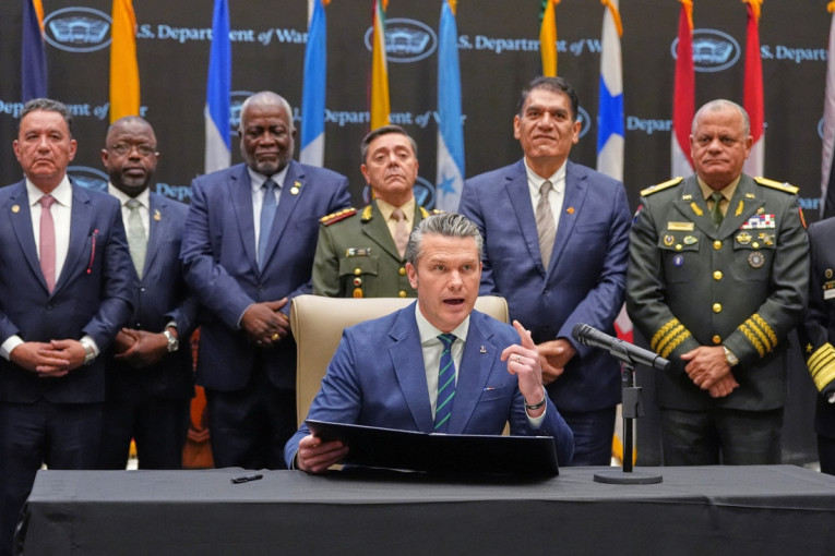 Američki ministar rata najavio nove operacije: Tramp je iscrtao stratešku mapu od Grenlanda do "Američkog zaliva" (VIDEO)