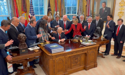 Ovo nikad nije viđeno u Beloj kući: Dok Bliski istok gori, svi se mole za predsednika Trampa (VIDEO)