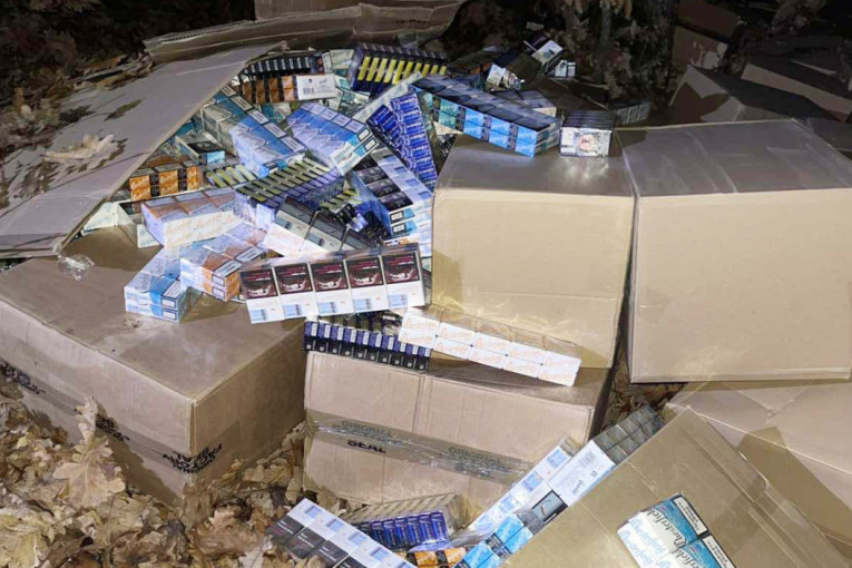 Drama u akciji "Akciza": Probio barikadu MUP-a, pa milione pobacao po šumi