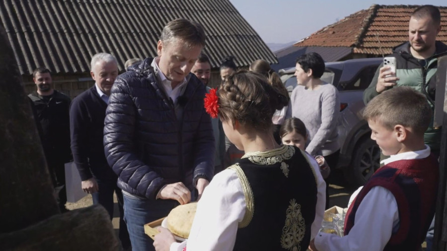 Obrađuju 60 hektara zemlje, a u kući najveće bogatstvo - sedmoro dece: Gerzići iz Viče ostali na dedovini, prelepa slika iz Dragačeva