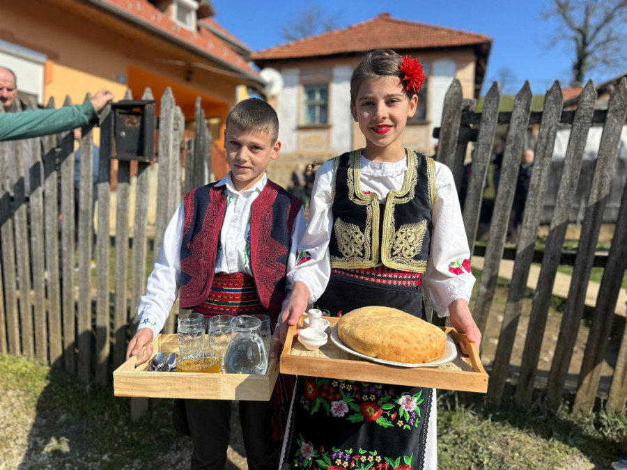 Obrađuju 60 hektara zemlje, a u kući najveće bogatstvo - sedmoro dece: Gerzići iz Viče ostali na dedovini, prelepa slika iz Dragačeva