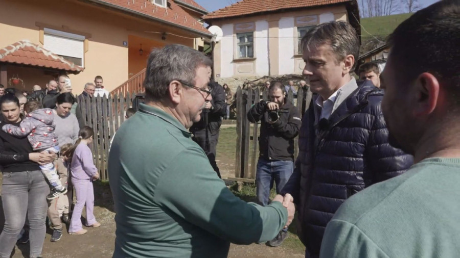 Obrađuju 60 hektara zemlje, a u kući najveće bogatstvo - sedmoro dece: Gerzići iz Viče ostali na dedovini, prelepa slika iz Dragačeva