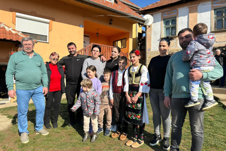 Obrađuju 60 hektara zemlje, a u kući najveće bogatstvo - sedmoro dece: Gerzići iz Viče ostali na dedovini, prelepa slika iz Dragačeva