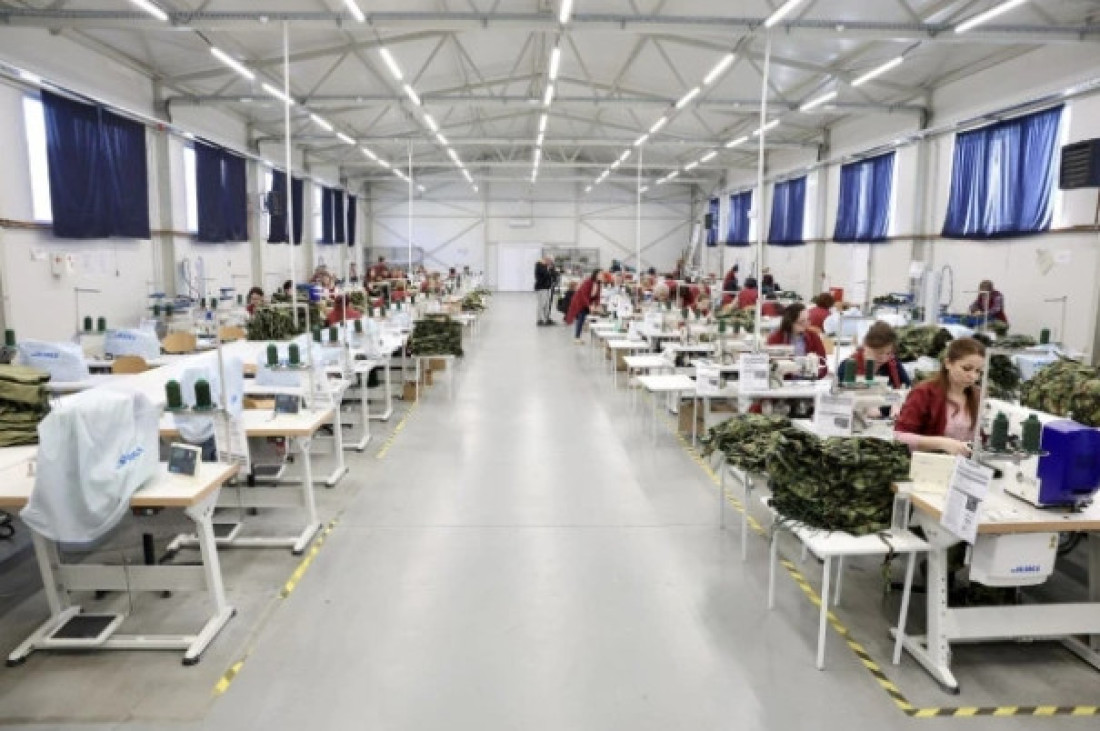 Ispunjeno obećanje predsednika! 1.361 žena dobila po 20.000 dinara, 58 radnica zaposleno u "Jumku" (FOTO)