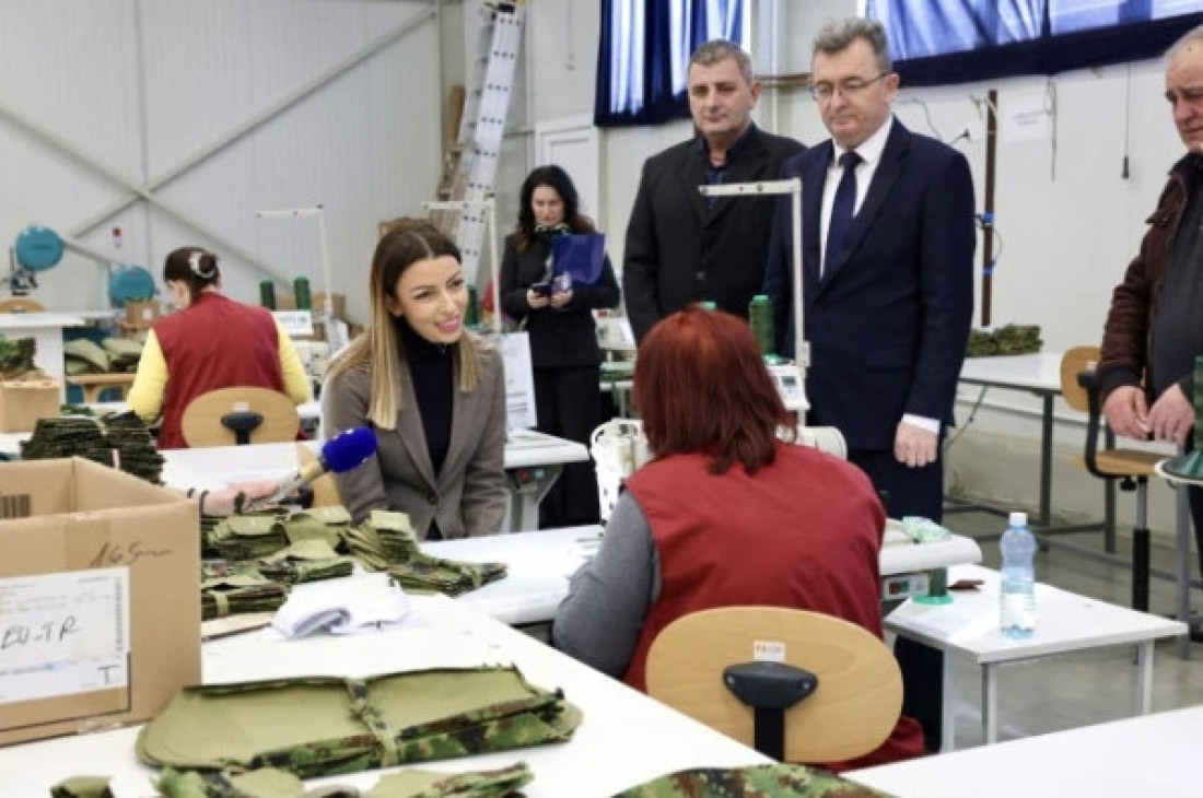 Ispunjeno obećanje predsednika! 1.361 žena dobila po 20.000 dinara, 58 radnica zaposleno u "Jumku" (FOTO)