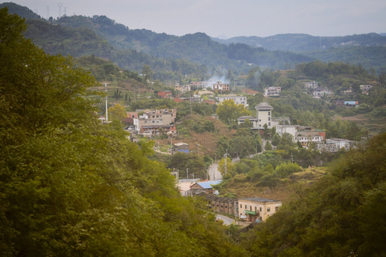 U ovom kineskom gradu priroda je pobedila beton: Mesto koje krije kamene vrhove, reku iz bajke i život bez žurbe (FOTO)