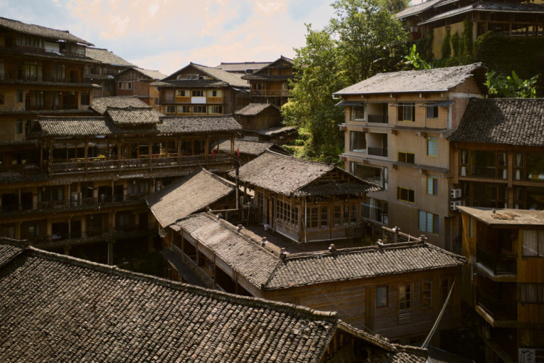 U ovom kineskom gradu priroda je pobedila beton: Mesto koje krije kamene vrhove, reku iz bajke i život bez žurbe (FOTO)