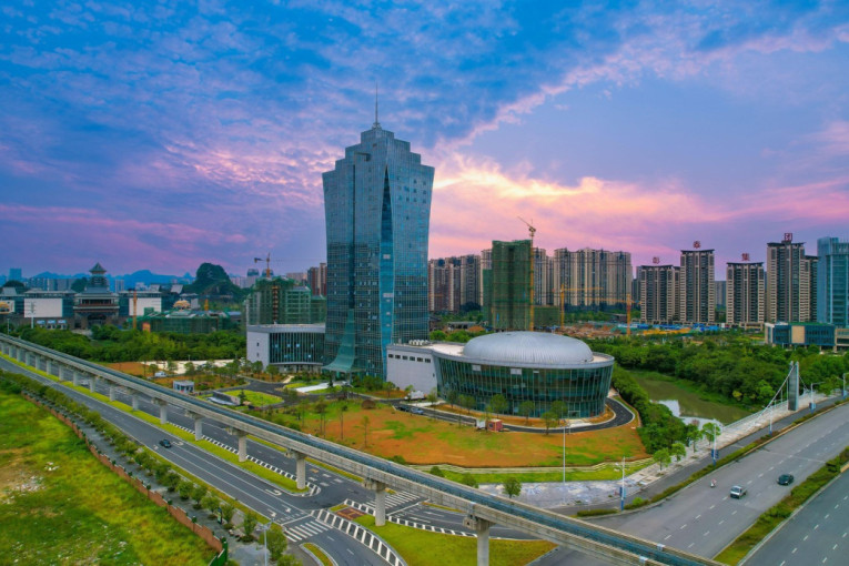 U ovom kineskom gradu priroda je pobedila beton: Mesto koje krije kamene vrhove, reku iz bajke i život bez žurbe (FOTO)
