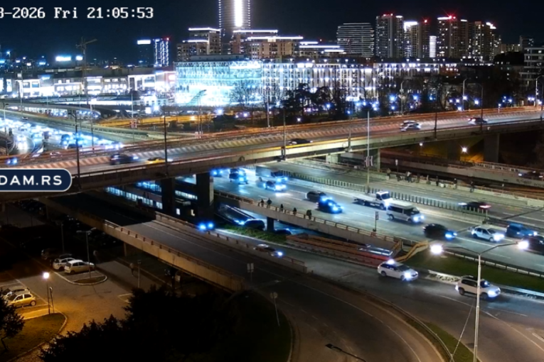 Lančani sudar na Gazeli: Jedno vozilo odletelo u drugu traku, saobraćaj obustavljen