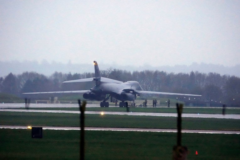 Američka zver stigla u Evropu! Glomazni bombarder sleteo u bazu, sledeća stanica mu je Iran?