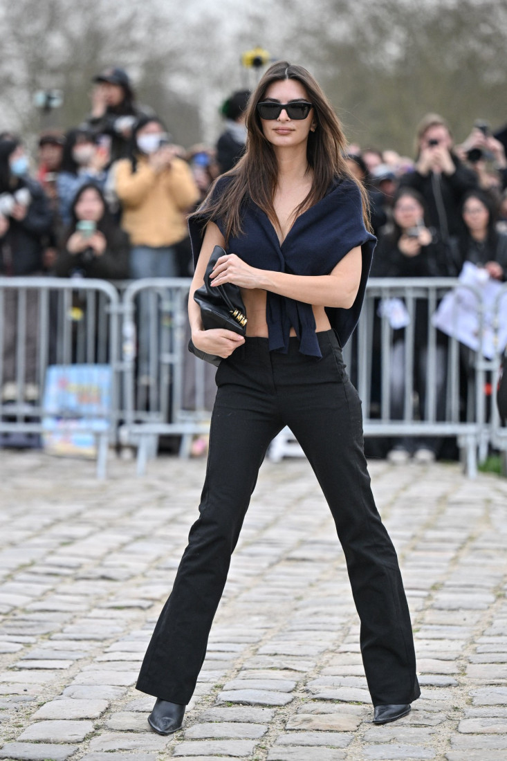 Ponovo šeta bez brusa: Emili Ratajkovski se pojavila na reviji u provokativnom, a elegantnom izdanju (FOTO)