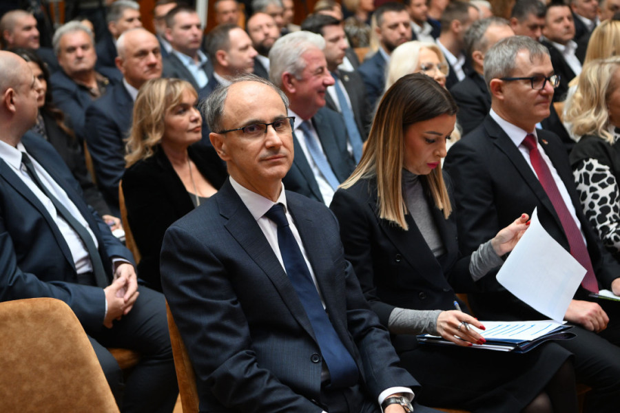 Predsednik Vučić predstavlja nacionalnu strategiju "Srbija 2030": "Prosečna plata 1.700 evra do 2030. godine, prosečna penzija 750 evra!"