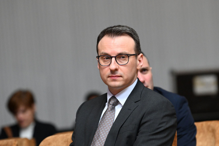 Priština zabranila čak i predstavu za srpsku decu! Policija upala u Dom kulture u Lešku i prekinula program
