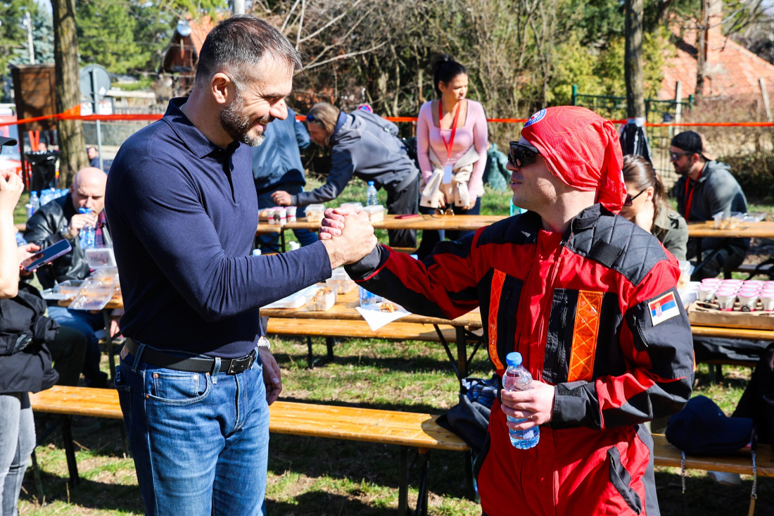 Žarko Mićin u velikoj spasilačkoj vežbi: Simulacija pada letelice na Fruškoj gori (FOTO)
