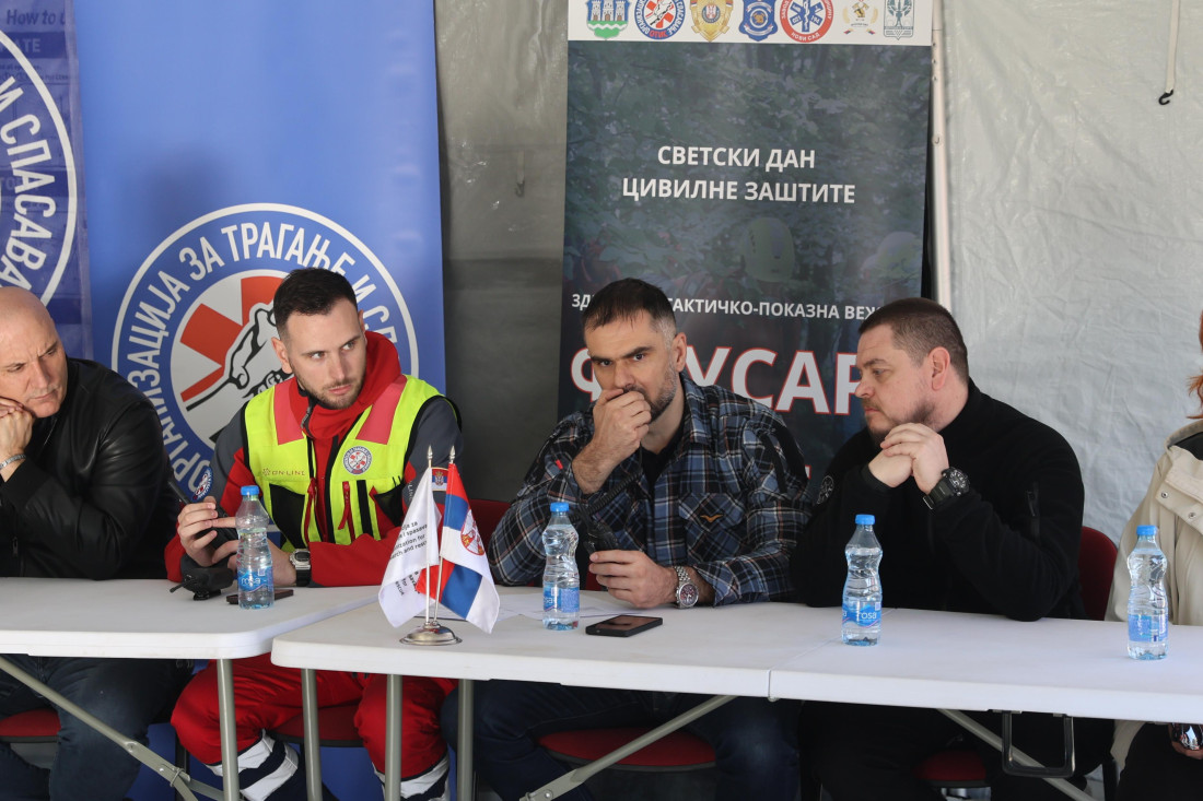 Žarko Mićin u velikoj spasilačkoj vežbi: Simulacija pada letelice na Fruškoj gori (FOTO)