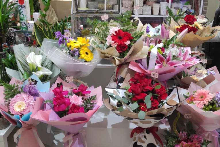 Obišli smo cvećare i zlatare pred 8. mart: Ovo je priča iz Beograda od koje su i prodavci zanemeli! (FOTO/VIDEO)