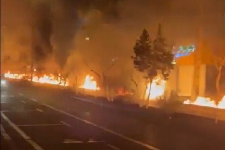 Izraelski napadi izazvali “reku vatre” u Teheranu: Građanima stiglo upozorenje na toksičnu kišu (VIDEO)