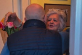 Snimak koji topi srca: Evo kome je Vučević za 8. mart odneo cveće