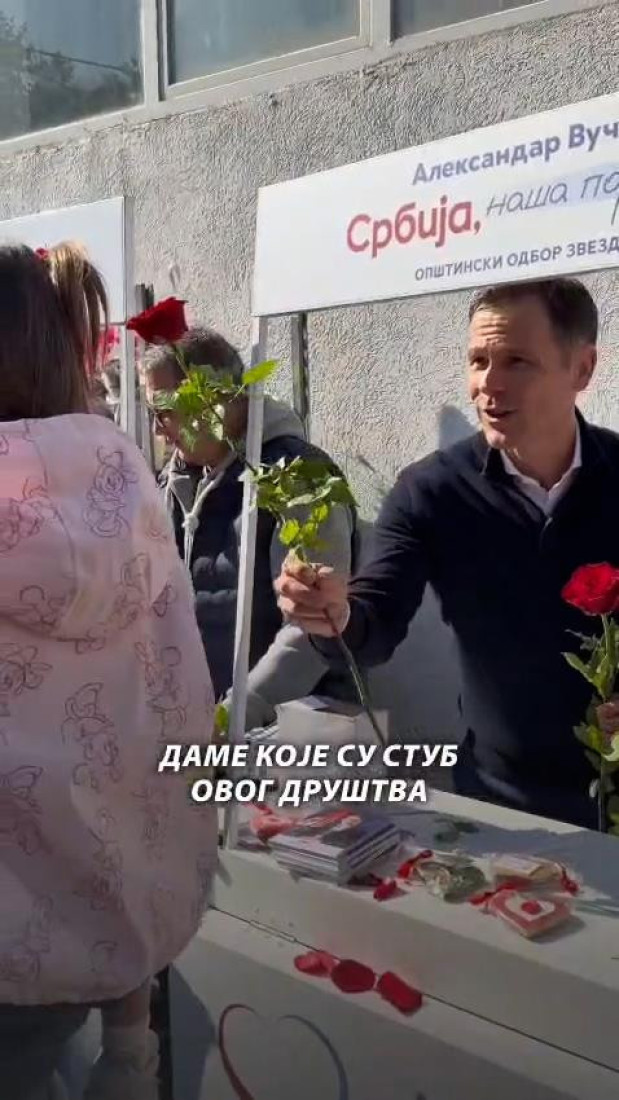 SNS ovako obradovao Beograđanke: Izašli na ulice da čestitaju Osmi mart, Siniša Mali dame darivao ružama (FOTO/VIDEO)