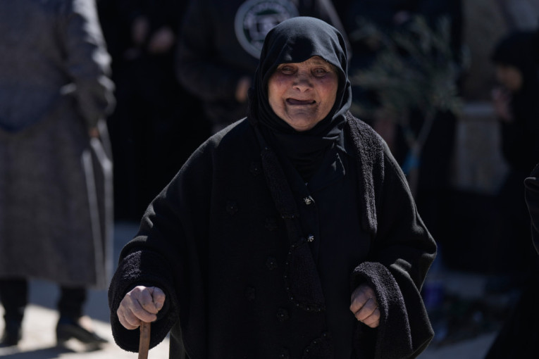 Haos na pumpama u Crnoj Gori, od sutra neće biti goriva?! Zbog straha od nestašice sipa se i u rezervoare i u flaše! (FOTO)