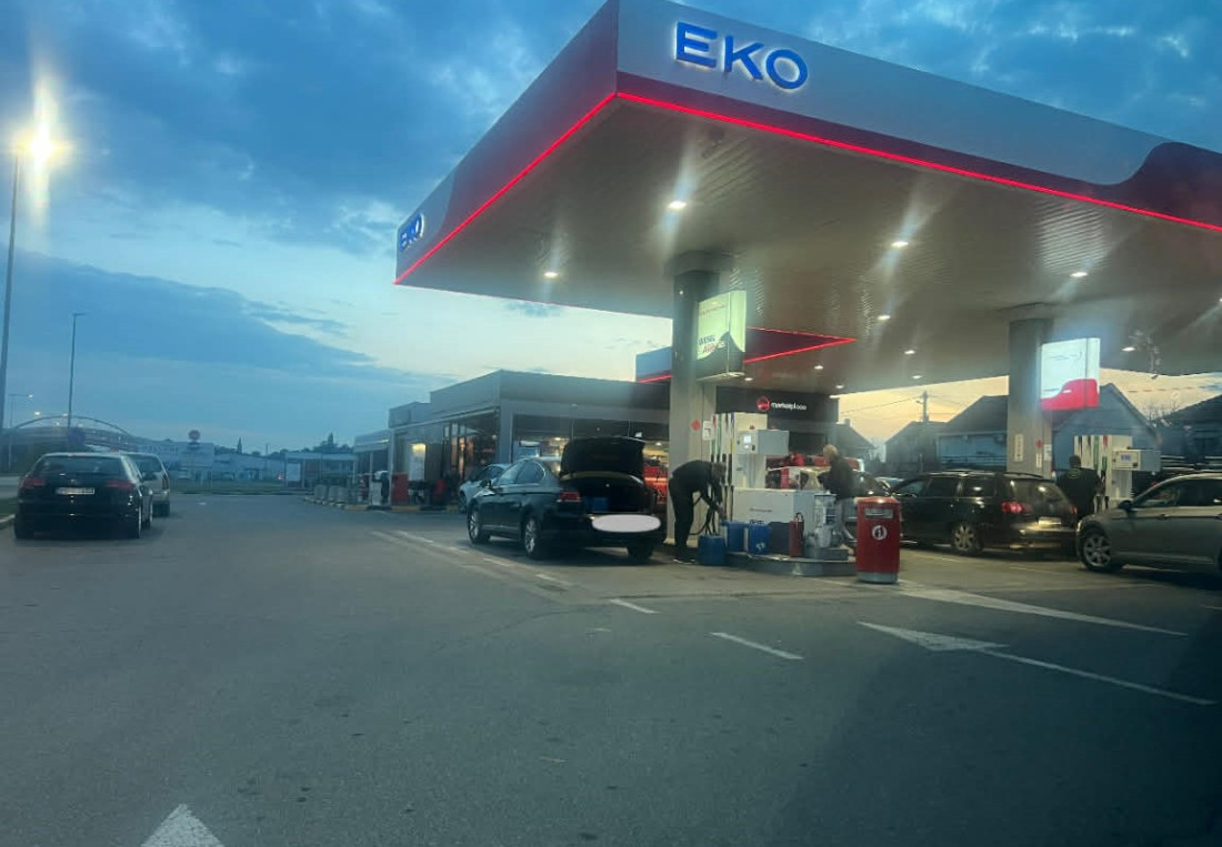 Haos na pumpama u Crnoj Gori, od sutra neće biti goriva?! Zbog straha od nestašice sipa se i u rezervoare i u flaše! (FOTO)
