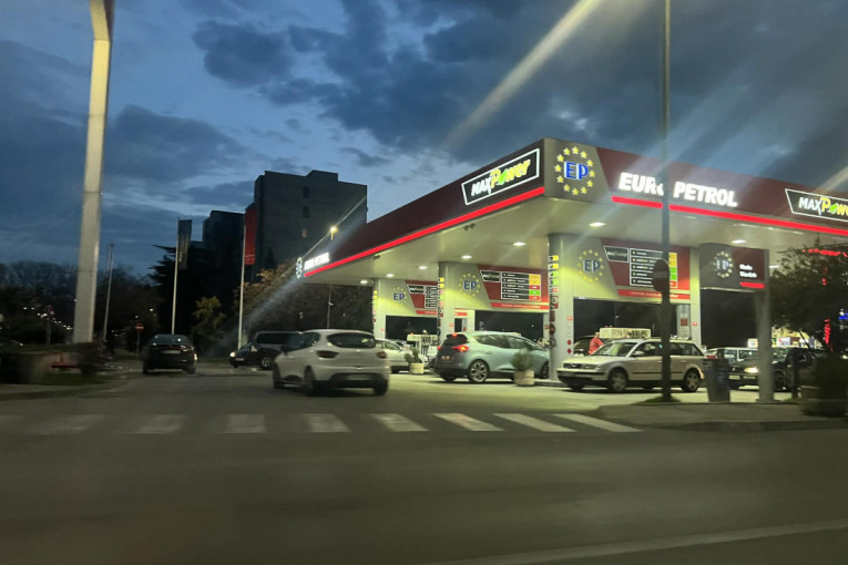 Haos na pumpama u Crnoj Gori, od sutra neće biti goriva?! Zbog straha od nestašice sipa se i u rezervoare i u flaše! (FOTO)