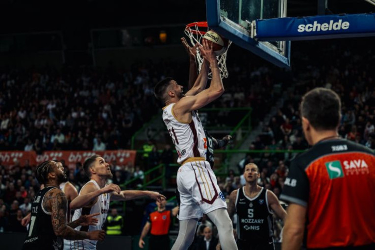 Valjak protutnjao kroz Sarajevo! Partizan demolirao Bosnu!
