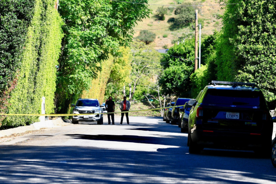 Žena pucala na Rijaninu kuću! Jedan od 10 hitaca probio zid, bila sa decom u vili! (FOTO)