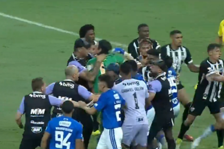 Fudbalska kazna kakvu svet nije video! Krvnički povredio rivala, pa dobio suspenziju sve dok se njegova žrtva ne vrati na teren! (VIDEO)