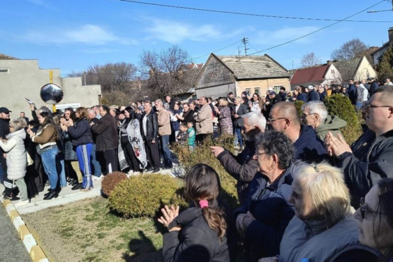 Vučić na mitingu u Sivcu: Odlučujemo o Srbiji, biću zadovoljan samo ako pobedimo u svih 10 opština (FOTO/VIDEO)