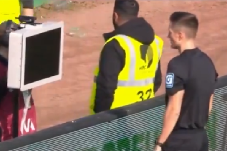 Najbizarnija scena ove sezone u nemačkom fudbalu: Navijači iščupali kablove za VAR, sudija ostao "slep" (VIDEO)