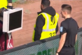 Najbizarnija scena ove sezone u nemačkom fudbalu: Navijači iščupali kablove za VAR, sudija ostao "slep" (VIDEO)