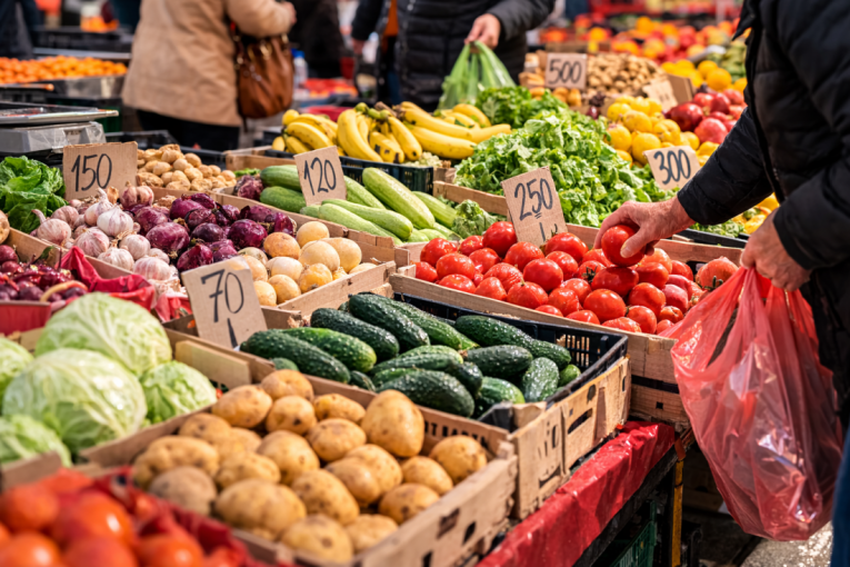 Planirate danas na pijacu? Ove namirnice su najskuplje, a koristimo ih svakodnevno!