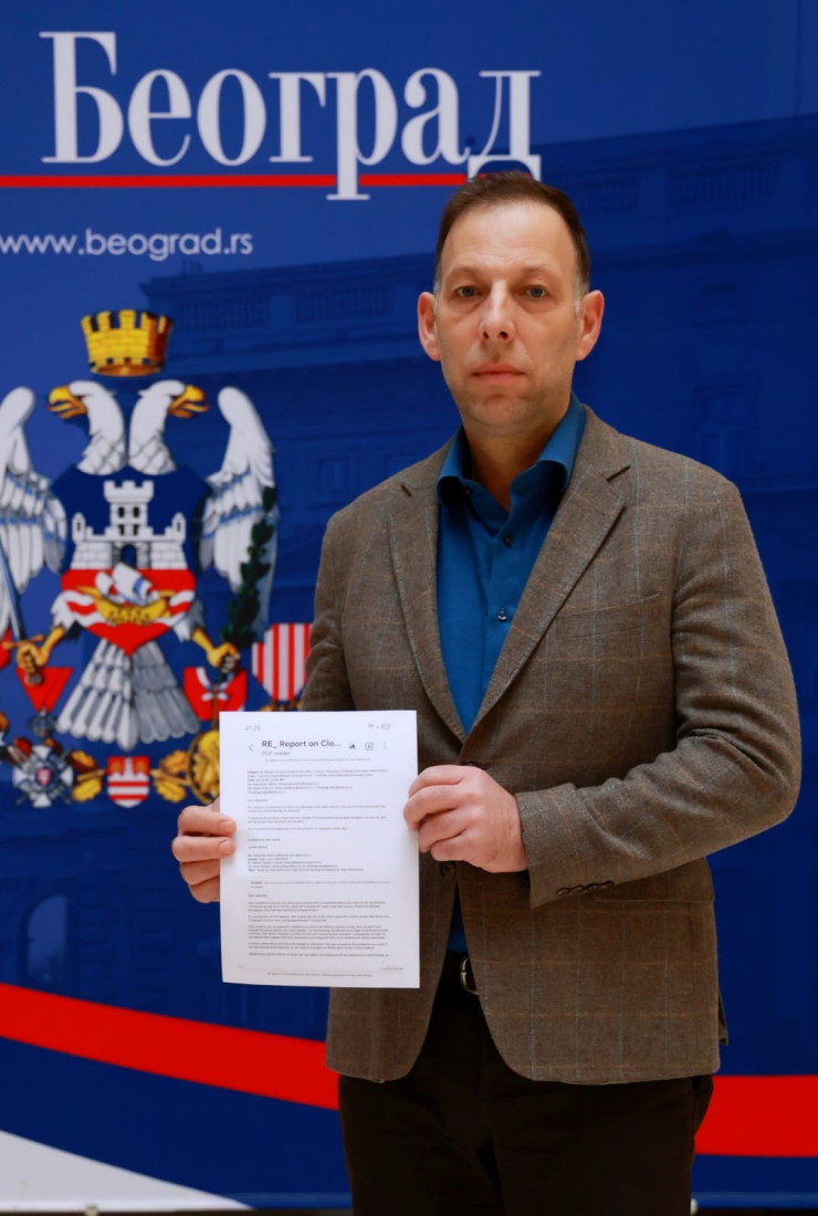 Sat na Trgu republike ponovo radi: Kvar izazvao mlaz vode pod visokim pritiskom (VIDEO)