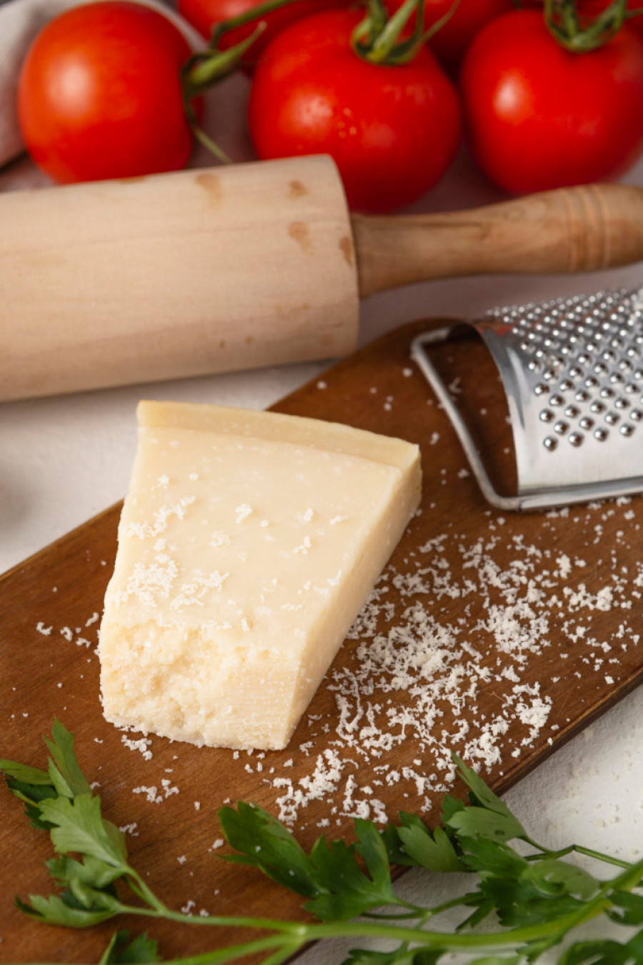 Proizvodi se više od devet vekova, a nije samo za testeninu: Evo kako Italijani zapravo jedu parmiđano ređano?