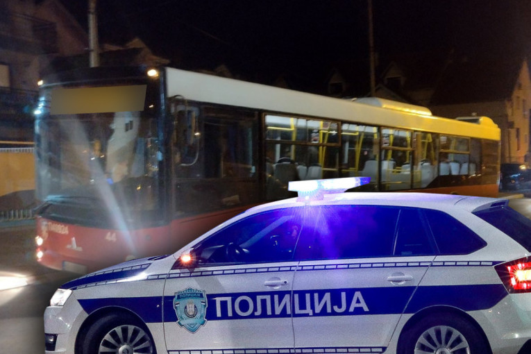 Haos u autobusu na Karaburmi: Pijan nasrnuo na devojku, pa pretukao njenog dečka