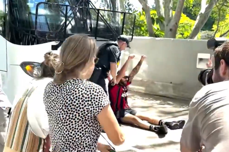 Drama u Austrliji! Iranke vuku fudbalerke u autobus, demontranti u očaju viču "spasite naše devojke" (VIDEO)