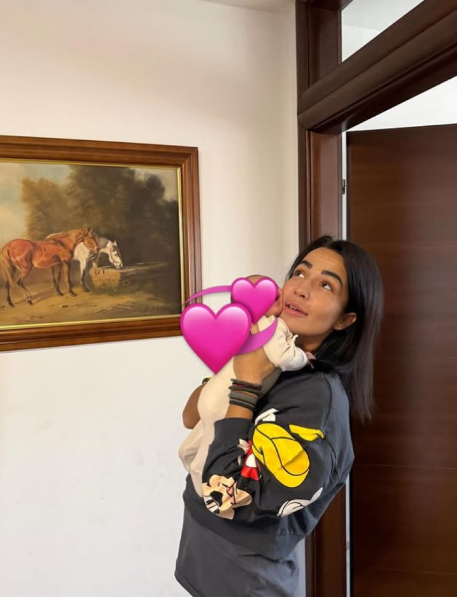 Marija Bulat podelila prvu fotku sa unukom: Mlada baka puca od ponosa! (FOTO)