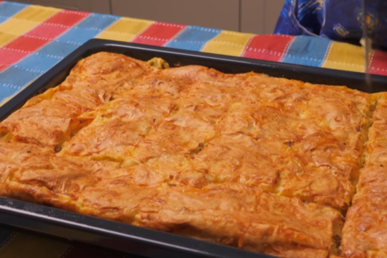 Recept dana: Pita sa mesom od domaćih kora je hrskava spolja, a sočna iznutra i miriše na detinjstvo