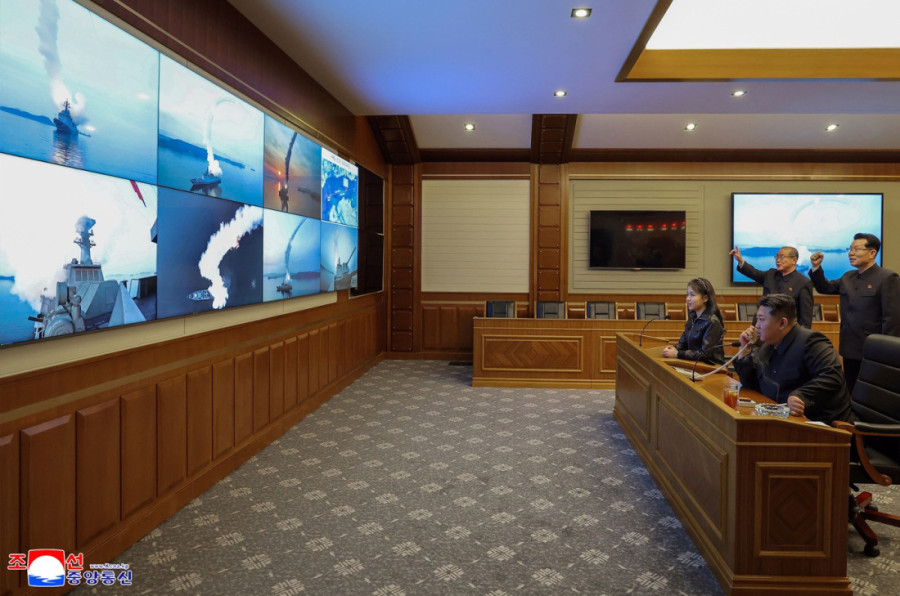 Kim Džong Un ponovo u javnosti sa ćerkom: Sa naslednicom pratio testiranje krstarećih raketa (FOTO)