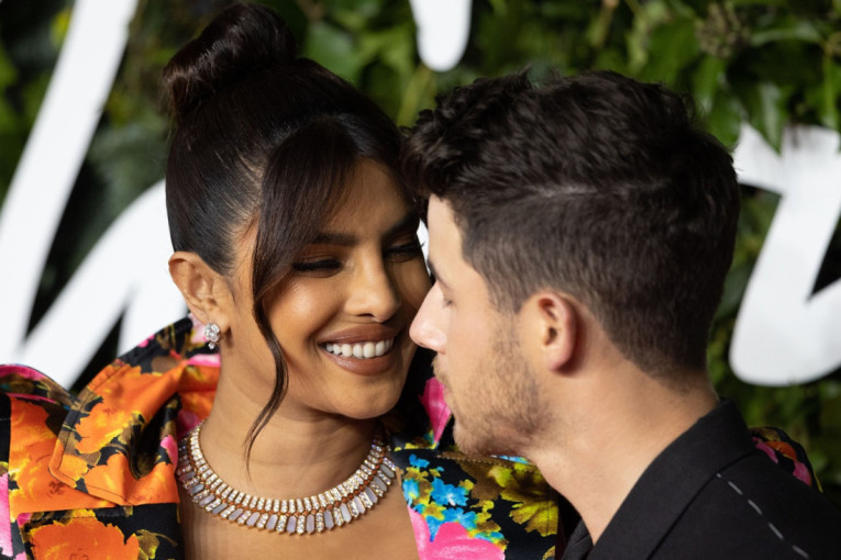 Privlače ih starije dame: Muškarci rođeni u ova tri znaka Zodijaka ne mogu da im odole