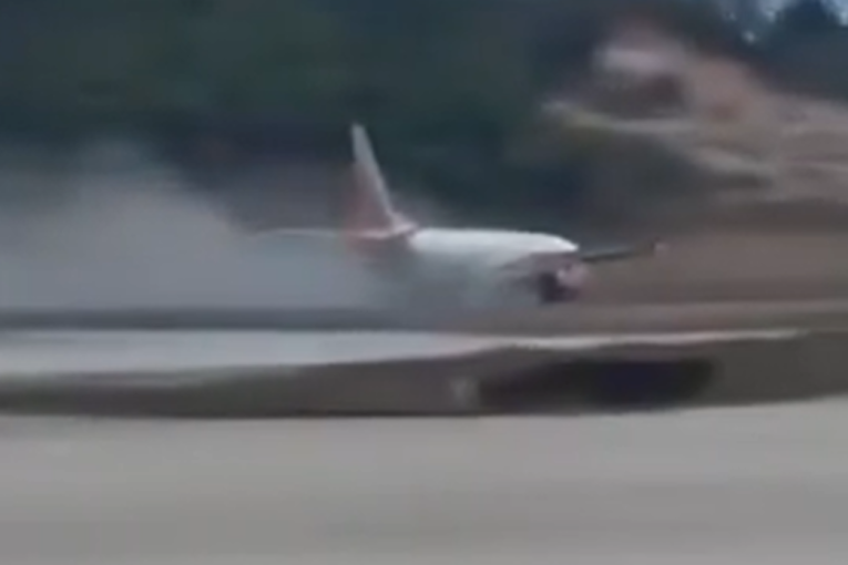 Drama na aerodromu! Avion ostao bez točka prilikom sletanja (VIDEO)