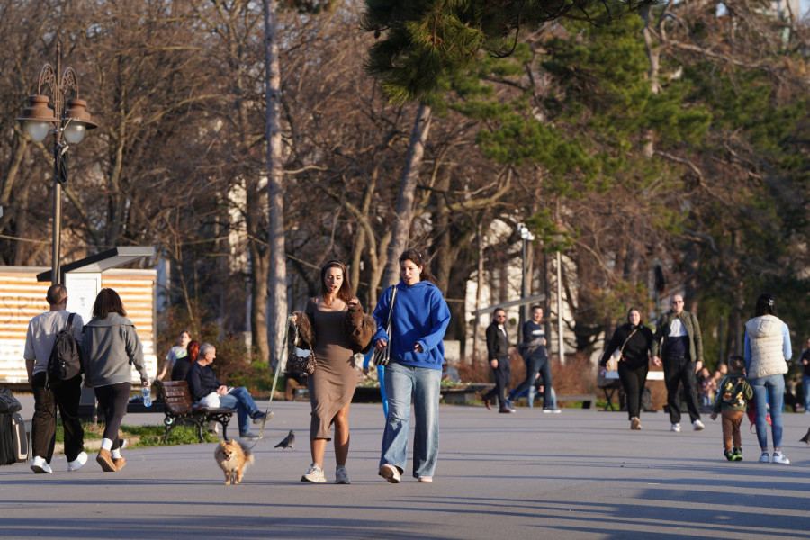 Vozači, pažljivo danas: Pojačan saobraćaj, klizavi putevi i čekanja na Batrovcima