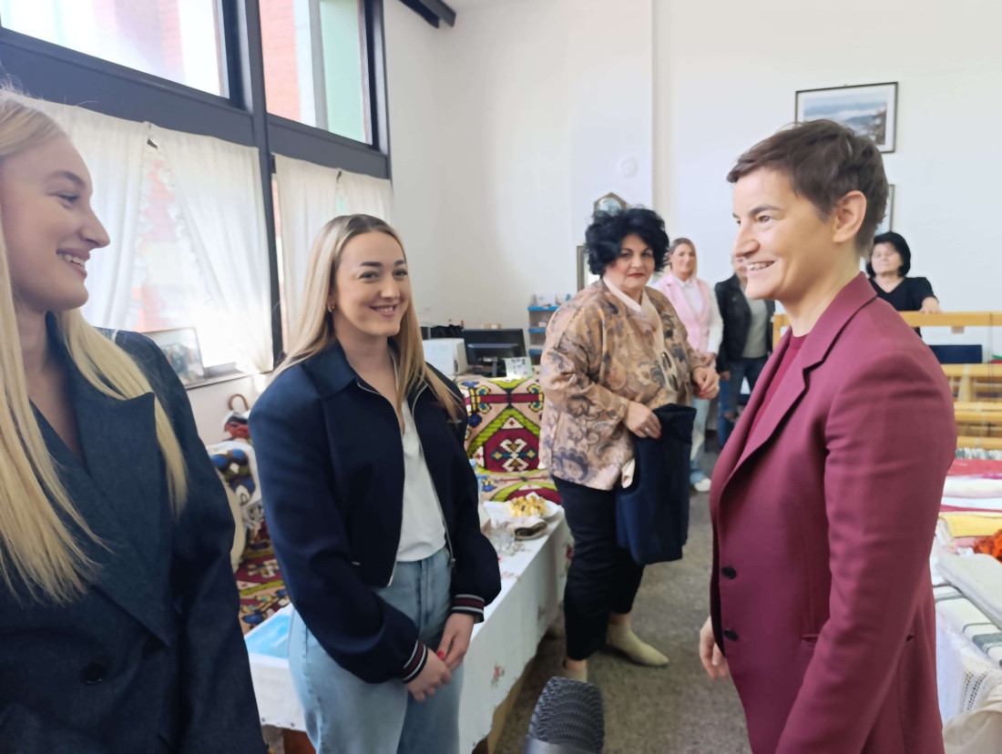 Nesvakidašnja slika: Ana Brnabić sela za stari razboj u Bajinoj Bašti - tradicionalno tkanje moramo sačuvati